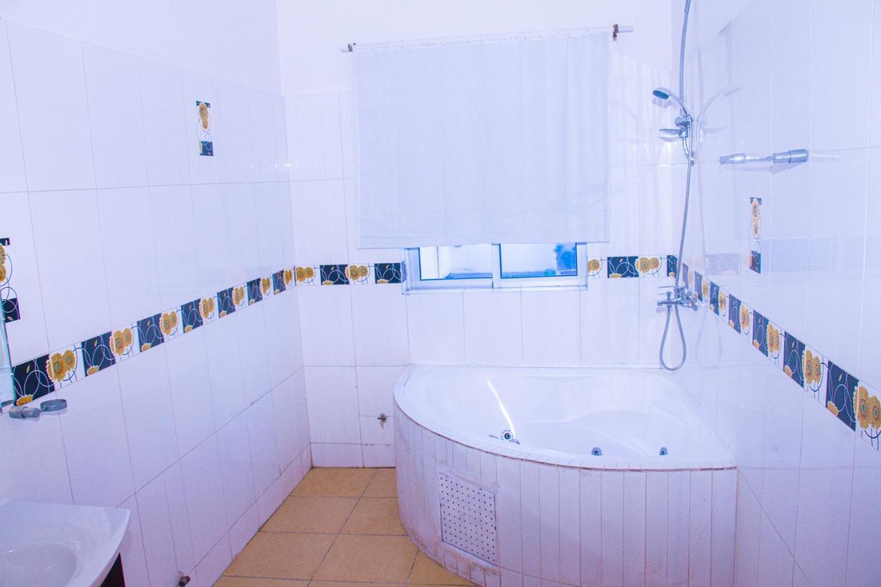Hotel Amazone Cotonou Buitenkant foto